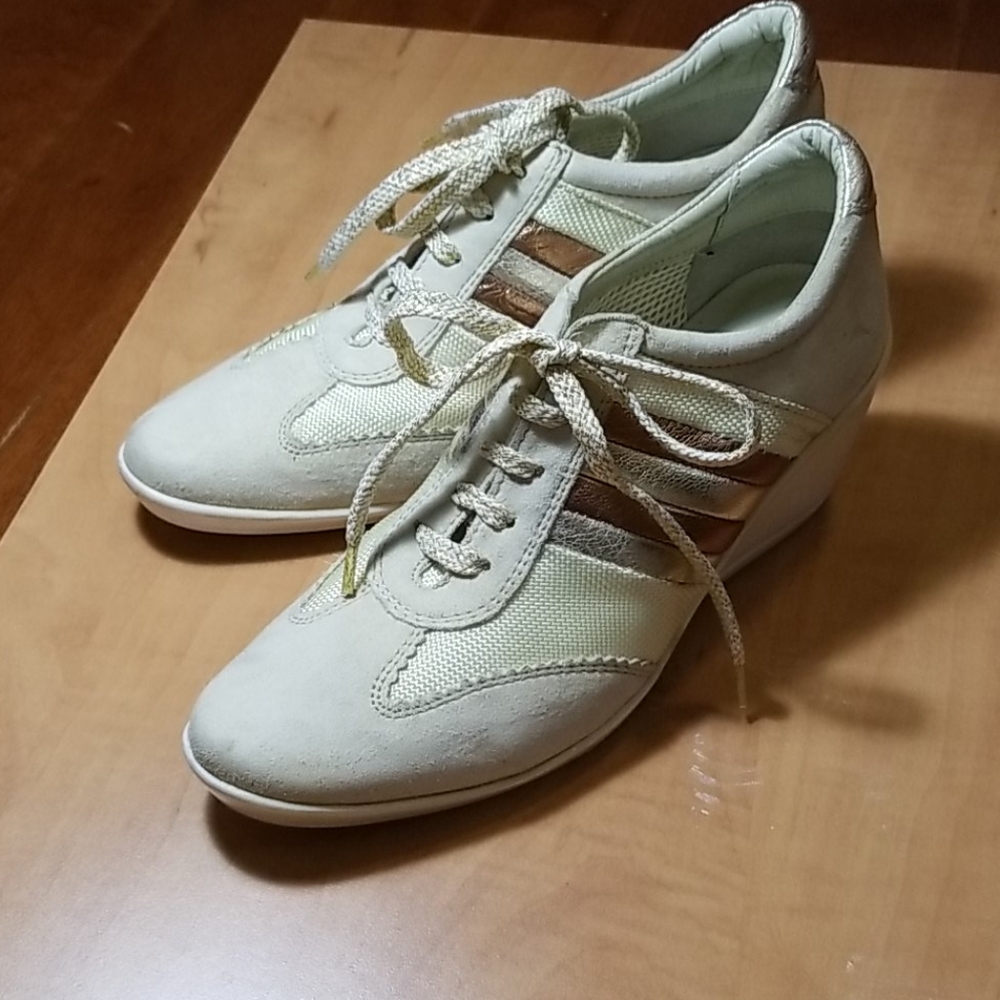 Shoes - Picture 4 of 4